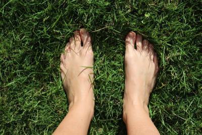 Füße im Rasen
